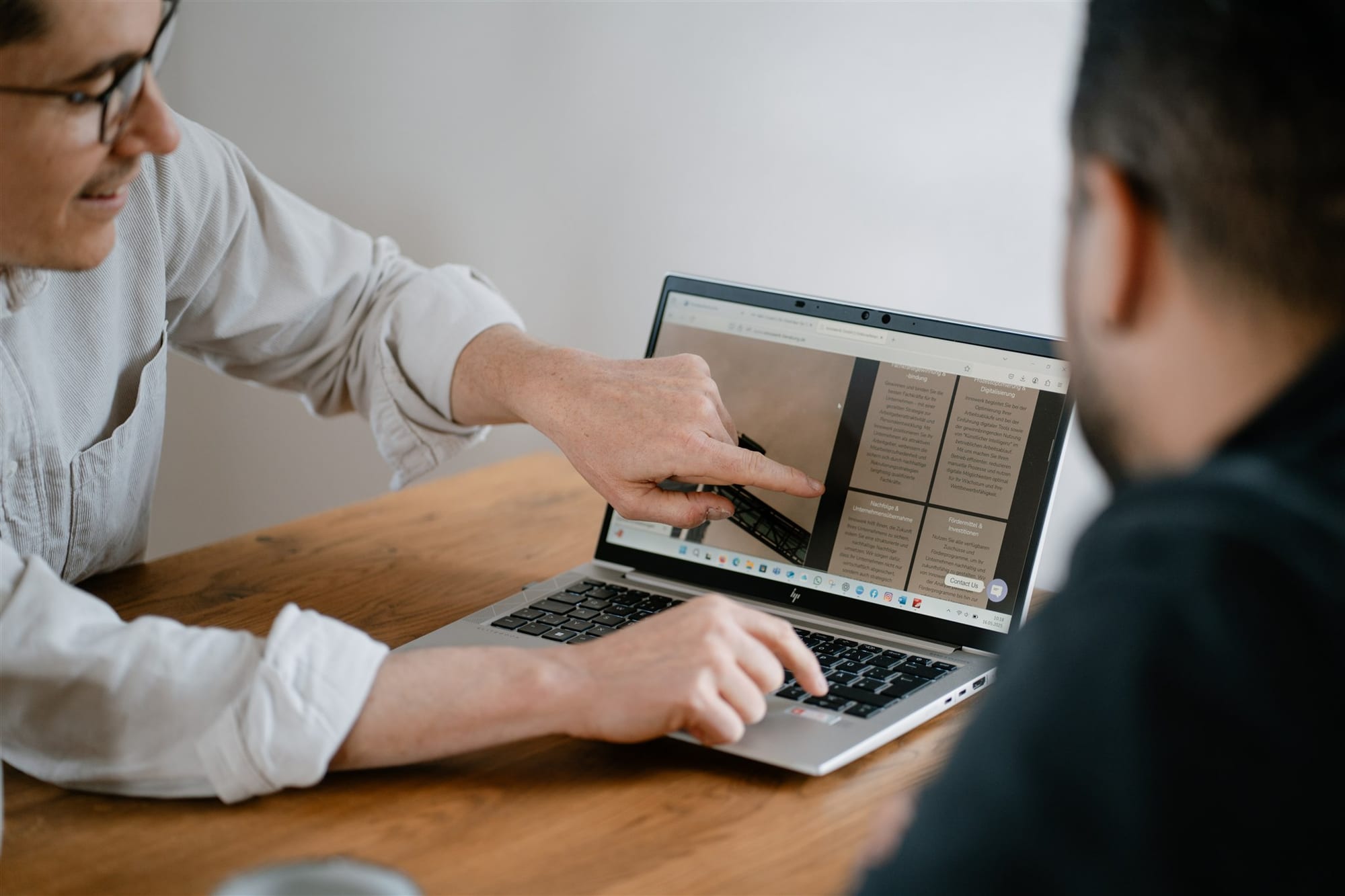 Zahlen werden am Laptop gemeinsam durchgegangen