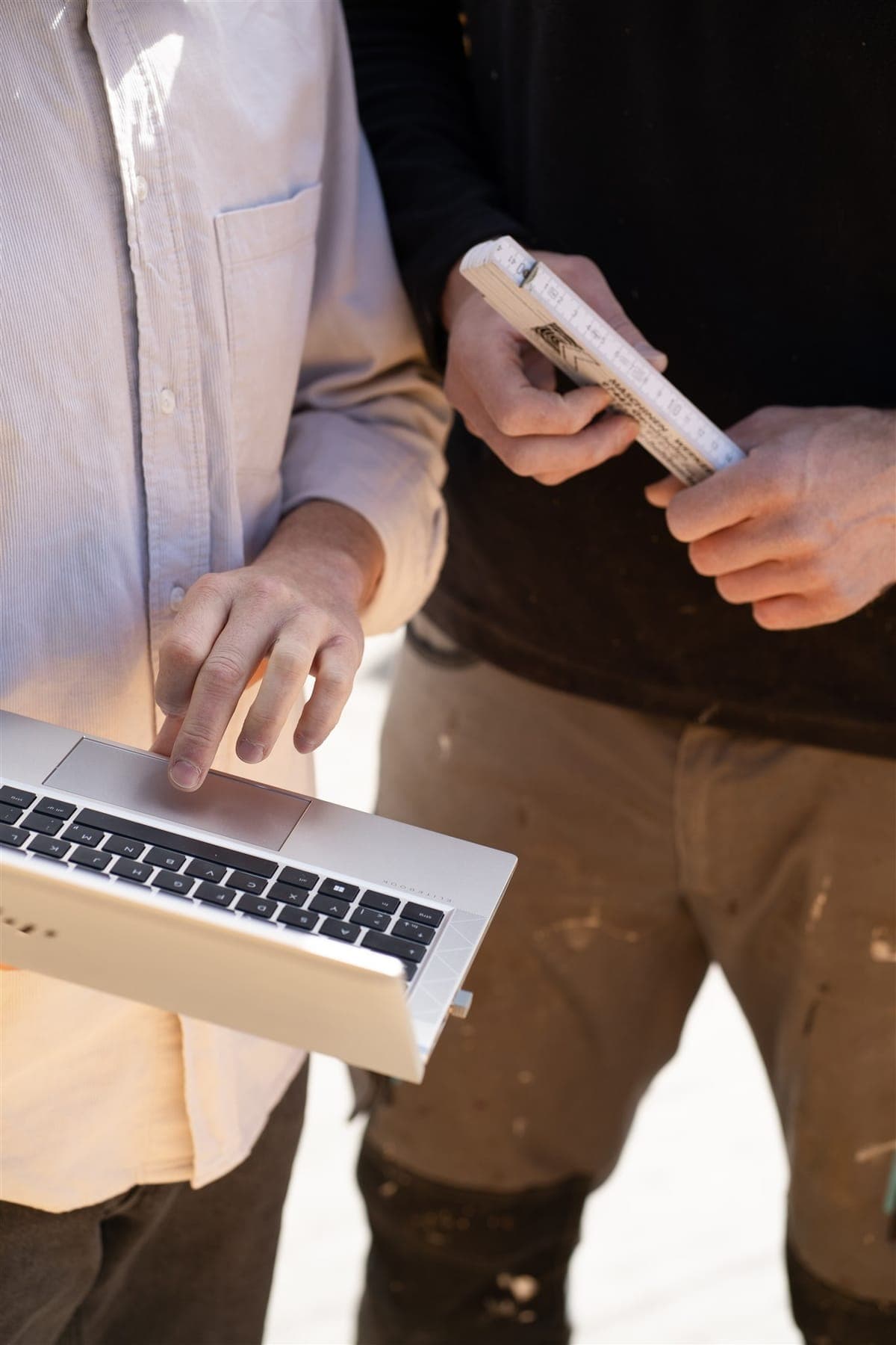 Hände am Laptop bei der Planung im Betrieb