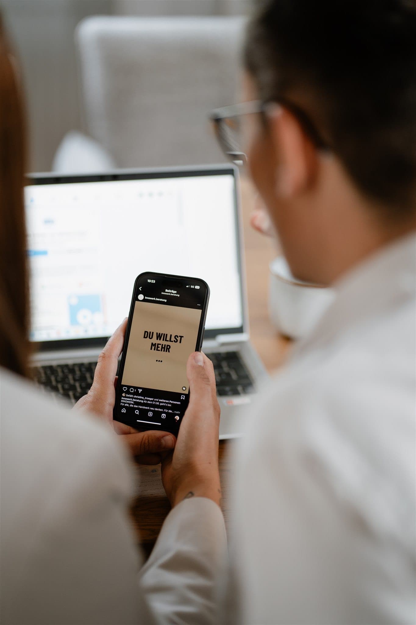 Ein Nachfolge-Beitrag von Innowerk auf dem Smartphone, im Hintergrund der Laptop